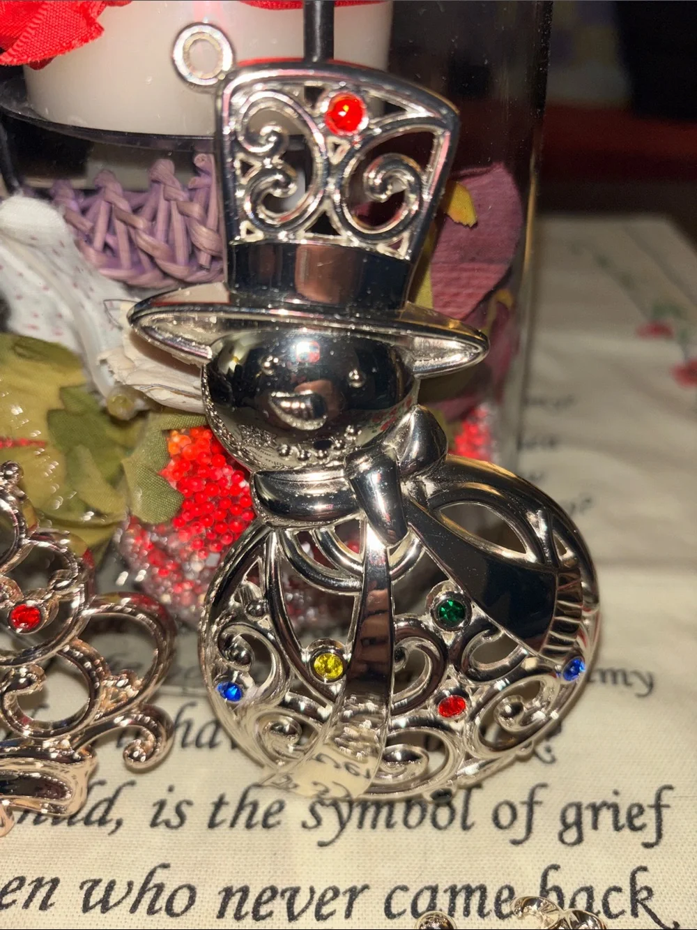 N/A contains ornaments